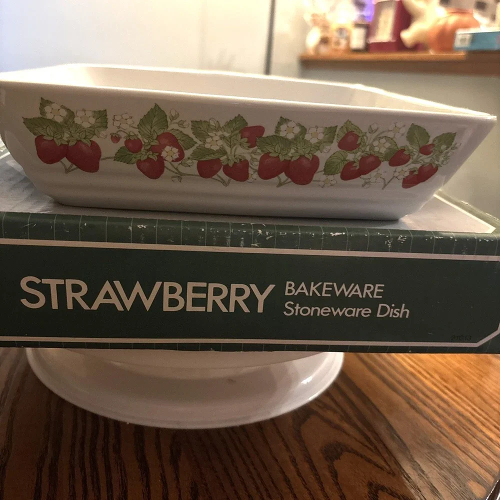 Vintage 1985 Action Industries Strawberry Casserole Dish 9x13 In Box